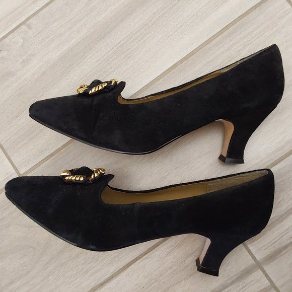 Sensations Black Suede Pointed Toe Pump.  Size 8B - Picture 3 of 6